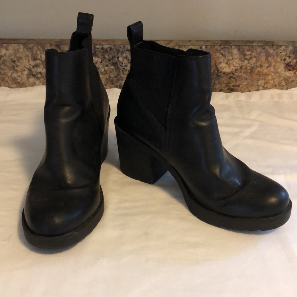 🎀 5/$20 🎀 Divided by H & M chunky black boots